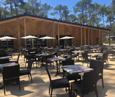 Terrasse extérieure avec tables et parasols du Mobile Home Les Dunes de Contis