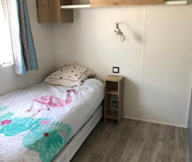 Chambre avec lit simple et chevet dans le mobil home Les Dunes de Contis