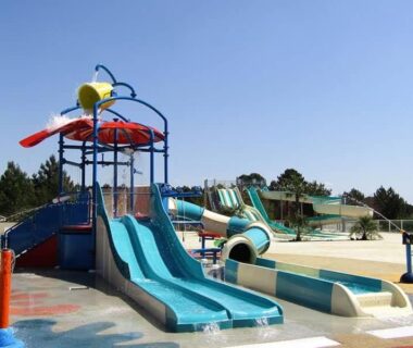 Aire de jeux aquatique avec toboggans au Mobile Home Les Dunes de Contis