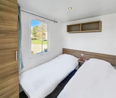 Chambre avec deux lits simples dans le Mobile Home Luca – Séjour Nature