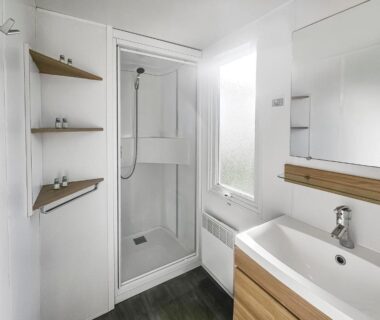 Salle de bain avec cabine de douche du Mobile Home Luca