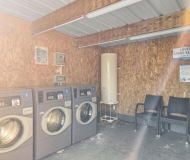 Buanderie avec lave-linge et chauffe-eau du Mobile Home Luca Séjour Nature