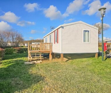 Sur la pelouse mobil-home avec terrasse en Calvados du Mobile Home Luca – Séjour Nature