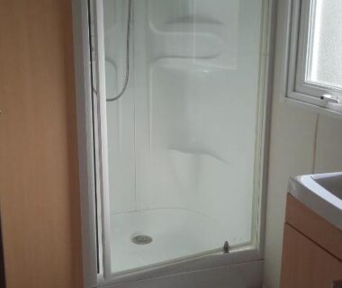 Salle de bain avec cabine de douche dans le Mobile Home Service Hotelier
