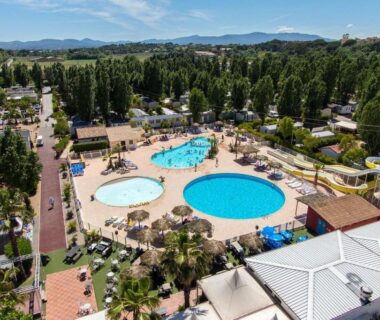 Espace piscine avec bassins ronds et toboggan au camping Mobile Home Service Hotelier