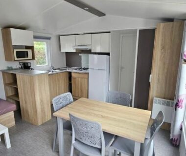 Intérieur avec cuisine équipée et table à manger dans le Mobile Home XL Camping 5 étoiles