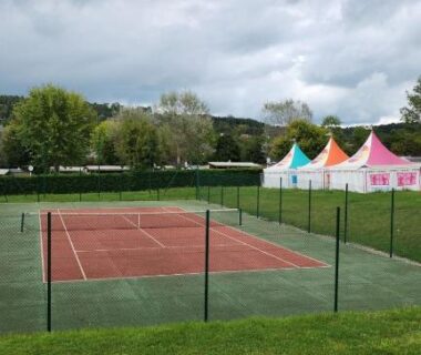 Terrain de tennis entouré d'espaces verts au Mobile Home XL Camping 5 étoiles