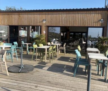 Terrasse en bois avec tables et chaises du Mobile Home XL Camping 5 étoiles