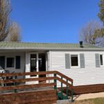 Terrasse en bois devant le mobil-home au Mobile Home à Louannec