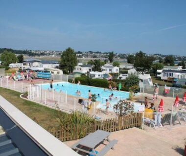 Piscine extérieure avec transats du Mobile Home à Louannec