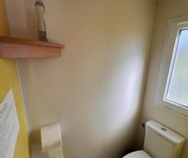 WC et fenêtre dans le Mobile Home à Louannec