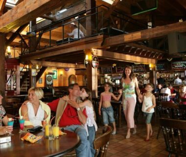 Intérieur en bois avec bar et clients au Mobile Home bois dormant