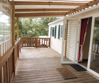 Terrasse couverte en bois avec porte vitrée du Mobile Home bois dormant