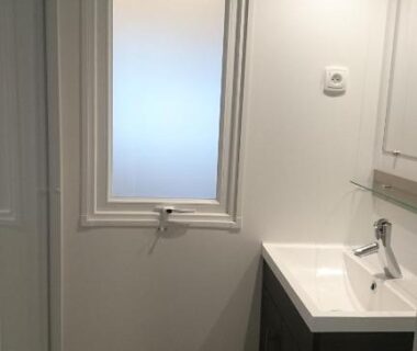 Salle de bain avec douche et lavabo du Mobile Home dans le Domaine de Kerlann