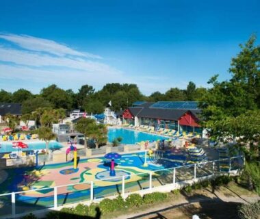 Espace aquatique avec pataugeoire et toboggans au Mobile Home dans Domaine de Kerlann