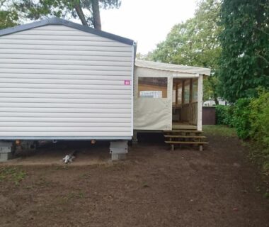 Extérieur avec terrasse et marches du Mobile Home dans Domaine de Kerlann