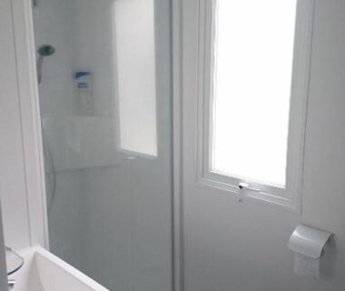 Salle de bain avec douche et lavabo dans le Mobile Home du Domaine de Kerlann