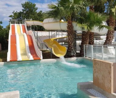 Piscine et toboggans avec palmiers au Mobile Home tout confort Séléna