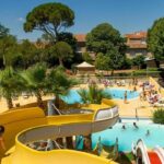 Piscine avec toboggan et transats au Mobile Home tout confort Séléna