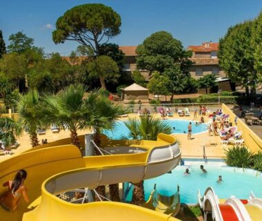Piscine avec toboggan et transats au Mobile Home tout confort Séléna