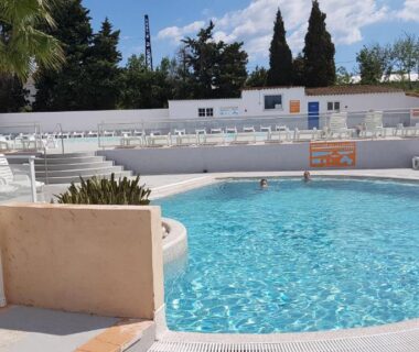 Piscine extérieure et solarium du camping Mobile Home tout confort Séléna