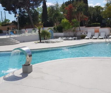 Piscine extérieure avec jet d'eau au Mobile Home tout confort Séléna