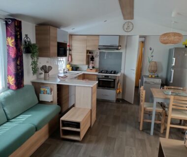 Salon et cuisine ouverts dans le mobil home Mobile Homes Sous le Soleil