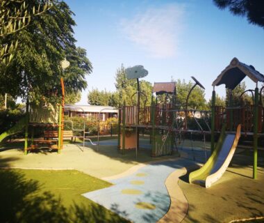 Aire de jeux avec toboggans et structures de jeu au camping Mobile Homes Sous le Soleil