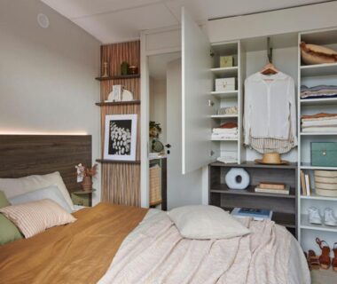 Chambre avec lit et dressing dans le Mobile Homes by KelAir au Camping Domaine des Ormes