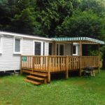 Mobil home avec terrasse en bois sur pelouse au Mobile Homes by KelAir at Camping Domaine des Ormes