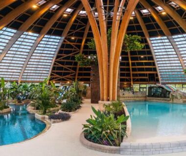 Piscine intérieure à toit en bois et bassins tropicaux au Mobile Homes by KelAir at Camping Domaine des Ormes