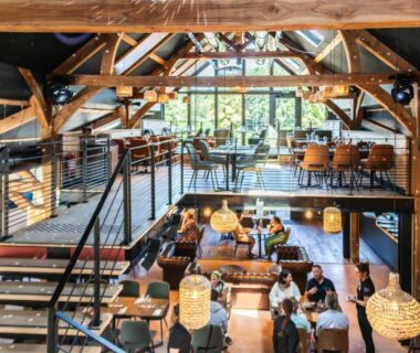 Intérieur de salle commune avec mezzanine et convives au Mobile Homes by KelAir du Camping Domaine des Ormes