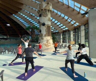 Salle intérieure avec séance de yoga au Mobile Homes by KelAir du Camping Domaine des Ormes