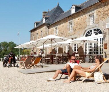 Terrasse avec transats et parasols devant les Mobile Homes by KelAir au Camping Domaine des Ormes