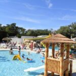 Piscine extérieure avec toboggan et transats aux Mobile Homes by KelAir du Camping La Yole