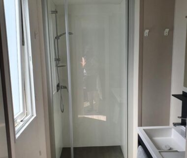Salle de bain avec cabine de douche dans le Mobile Homes by KelAir au Camping La Yole