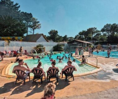 Piscine extérieure animée avec transats et baigneurs aux Mobile Homes by KelAir du Camping La Yole