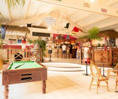 Salle commune avec billard et bar dans Mobile Homes by KelAir at Camping La Yole