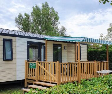 Terrasse en bois avec store et mobilier du mobil-home Mobile Homes by KelAir au Camping La Yole