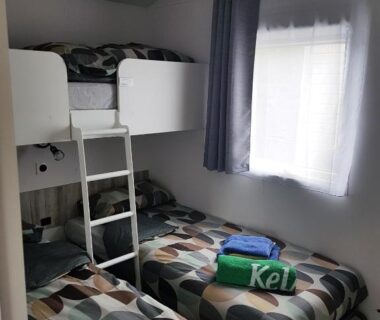 Chambre avec lits superposés et lits simples dans le Mobile Homes by KelAir at Camping Sylvamar