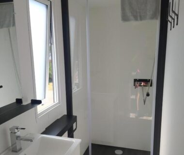 Salle d'eau avec douche vitrée dans le Mobile Homes by KelAir au Camping Sylvamar