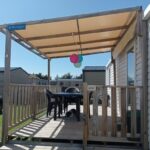 Terrasse ombragée avec table et chaises du Mobile home