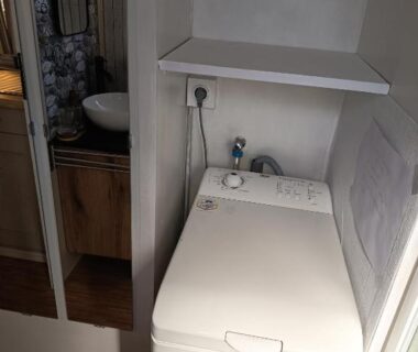 Coin buanderie avec machine à laver et lavabo dans le Mobile home
