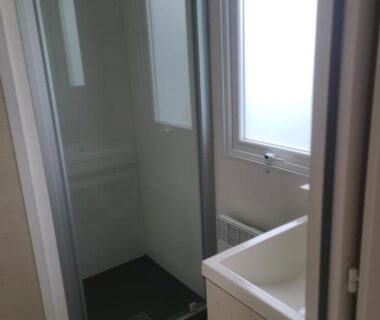 Salle de bain avec douche et lavabo du mobile home