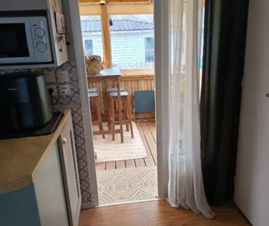 Intérieur avec kitchenette et terrasse couverte du mobile home