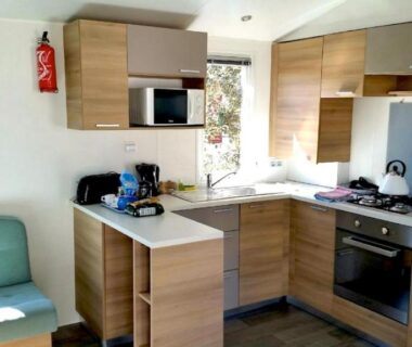 Intérieur avec cuisine équipée et coin repas dans le Mobile home