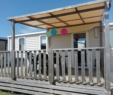 Terrasse couverte en bois avec lanternes dans le Mobile home