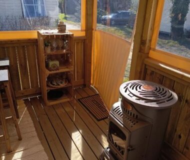 Terrasse couverte avec poêle sur le balcon du mobile home