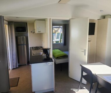 Intérieur avec kitchenette et coin repas du Mobile home