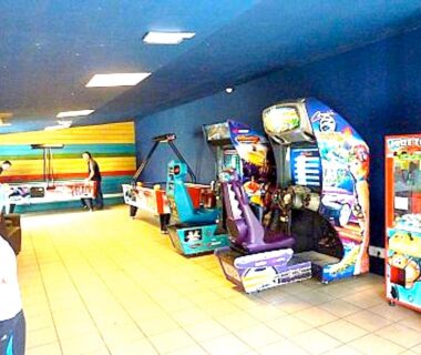 Salle de jeux avec bornes d'arcade dans le Mobile home
